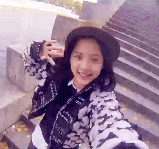明星   欧阳娜娜从巴黎寄来表情包,请签收!