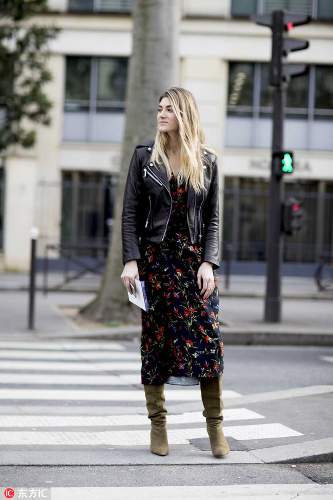 机车款即便你搭配的是花裙,看起来还是酷酷的.