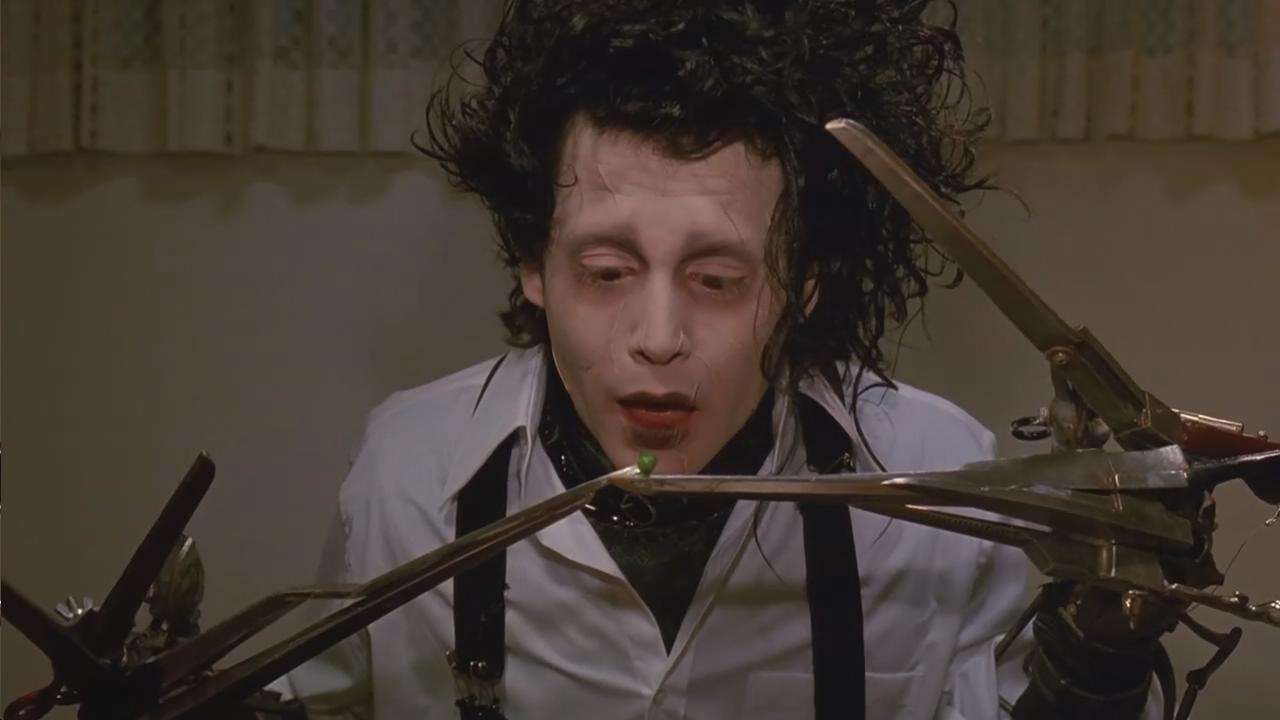 《剪刀手爱德华》片场,左一:蒂姆·波顿,右一:约翰尼·德普 德普对