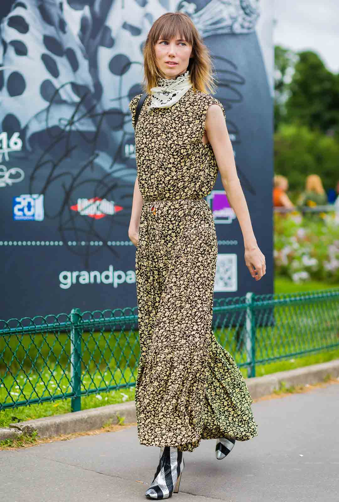 穿搭| 如何用一条丝巾搭配所有基本款