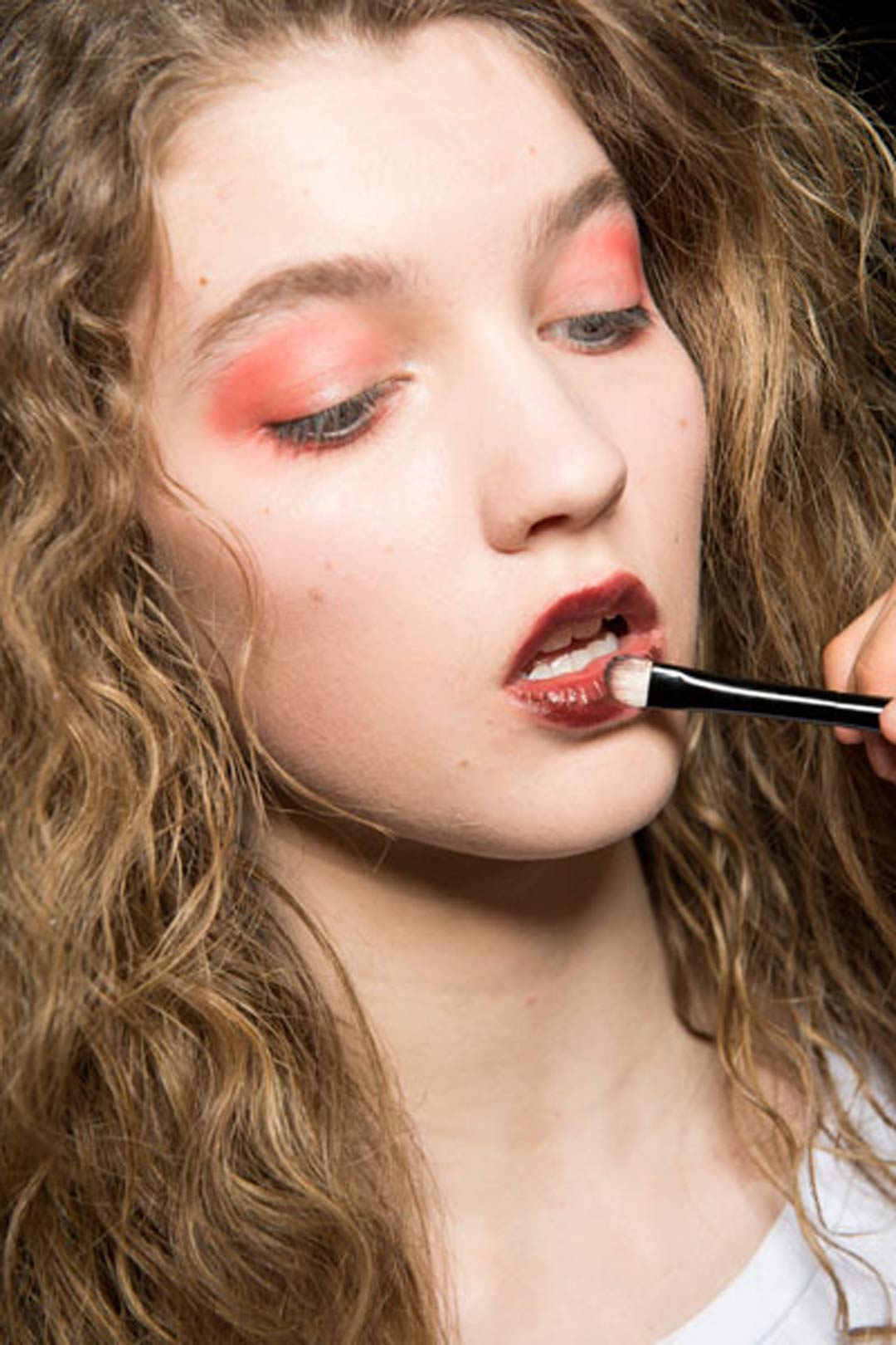 这是一个我们不自觉的下意识动作,每次涂完唇膏,我们都会下意识让上下