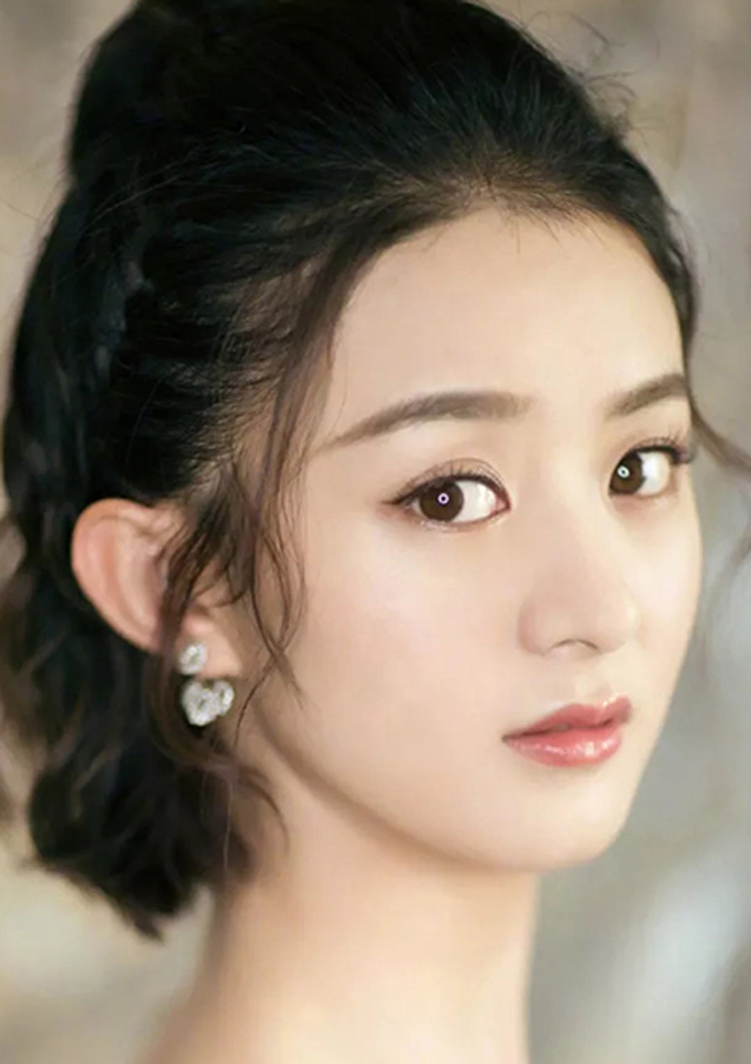 娜扎较深的面部轮廓更适合浓眉,这款浓粗版流星眉的衬托她的五官精致