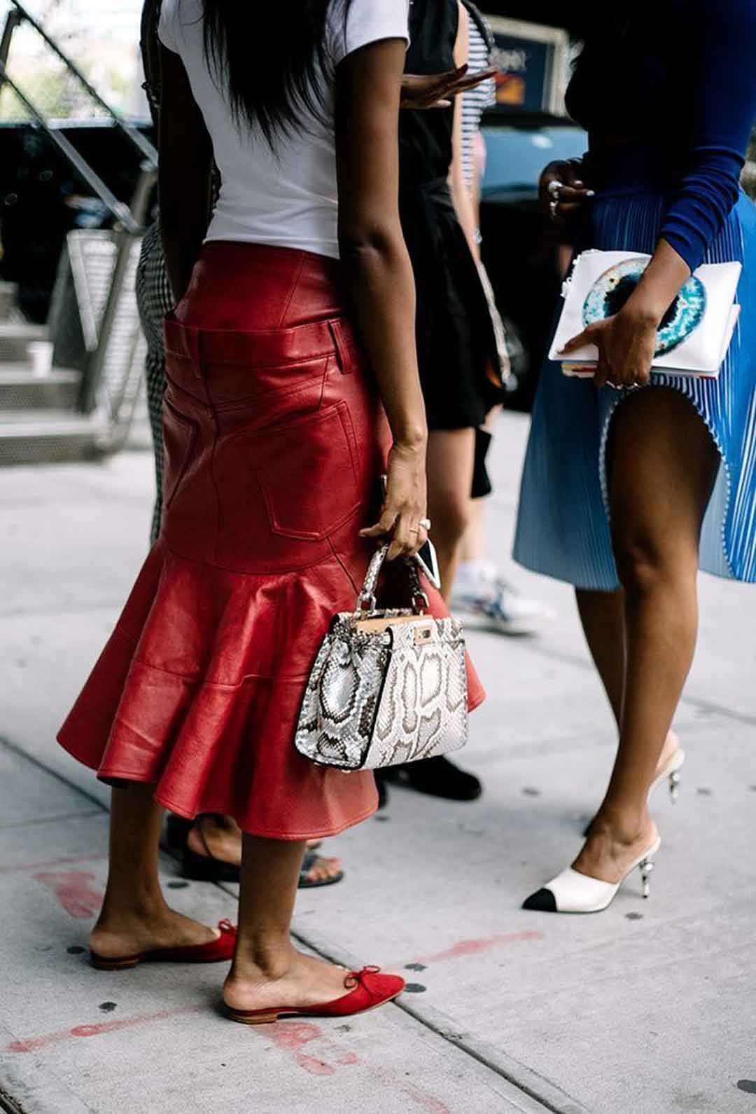 红色的超细带粗跟凉鞋,好穿又好走,搭配街头风牛仔外套轻松穿出时髦感