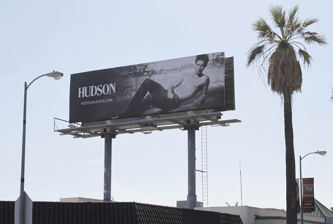 他赤裸上身为品牌hudson jeans拍摄的巨幅广告已经成为好莱坞日落大道